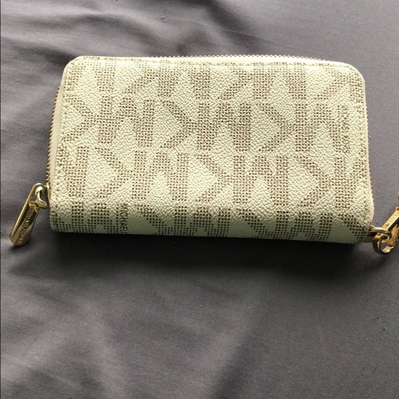 Micheal Kors wallet wristlet - Picture 5 of 5